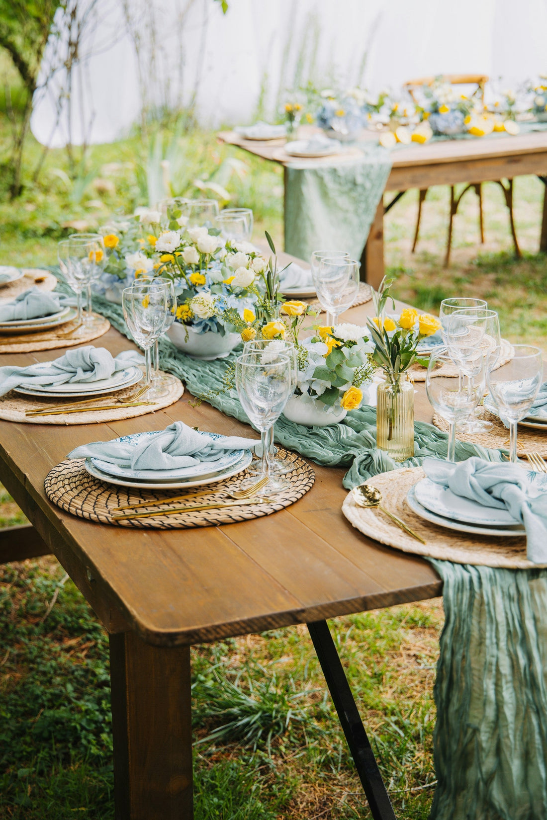 Tablecloths and Table Runners: How to Choose the Right Material, Shape, and Size