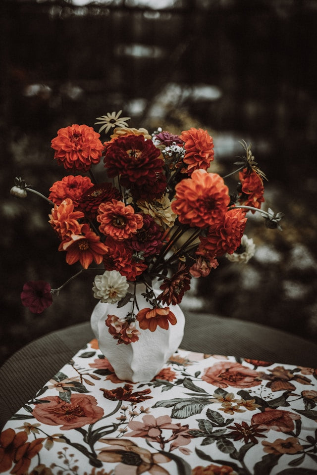 How to Coordinate Floral Tablecloth Patterns with Dinnerware and Glassware
