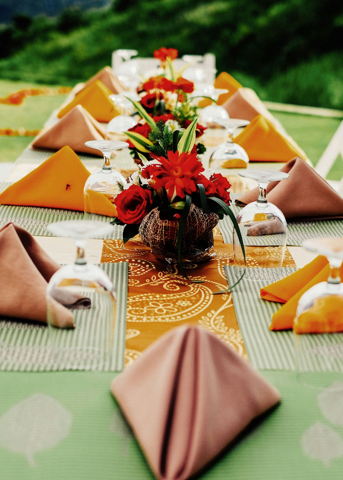 Printed Tablecloth Placement Guide: Centering Patterns on Long Tables