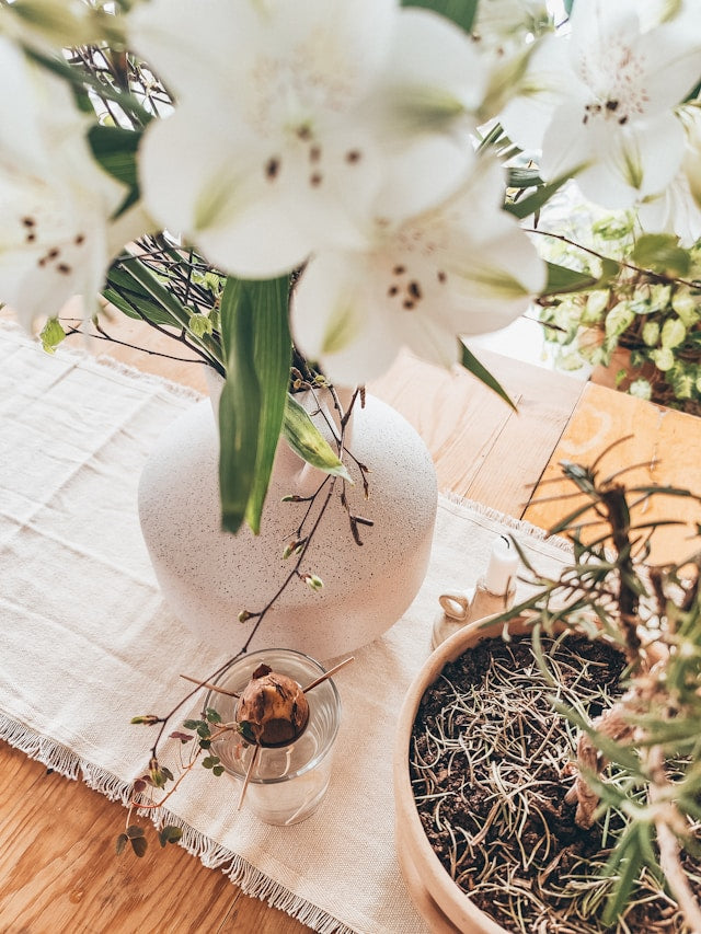 Ivory and Sand Table Runners: How to Create a Soft Neutral Tablescape