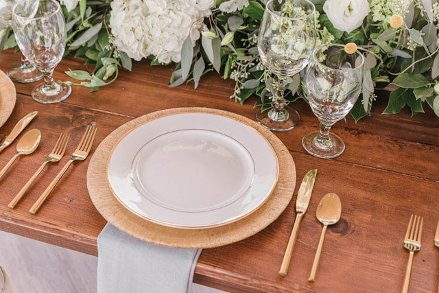 White and Gold Dinnerware Ideas for Classic Events