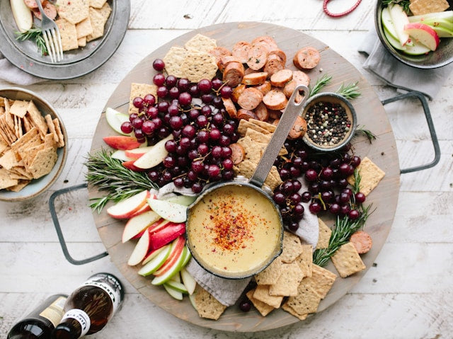 How to Choose Serving Trays and Platters for Guests