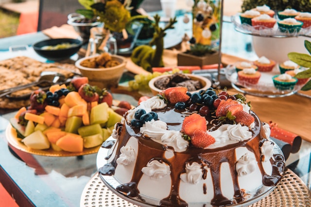 Choosing the Right Dessert Plates for Cakes Appetizers and Party Snacks