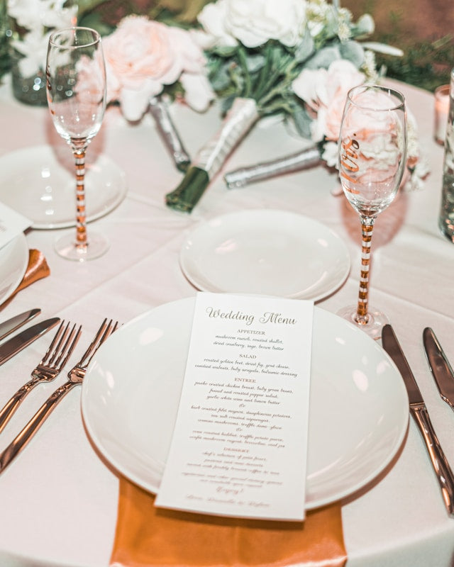 How to Use Charger Plates for Wedding Table Decor