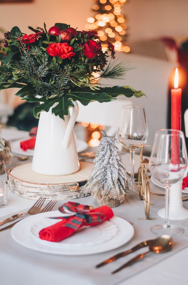 Seasonal Party Table Decorations with Themed Plates