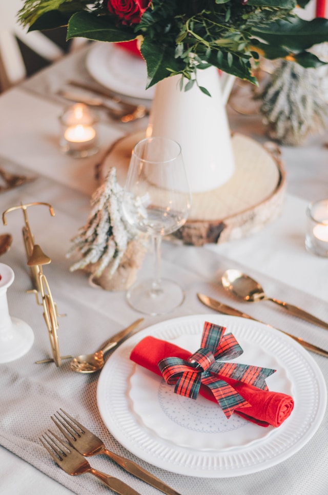 Holiday Party Table Settings with Decorative Plates