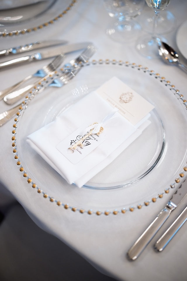 Gold Accent Dinner Plates for Sophisticated Tables