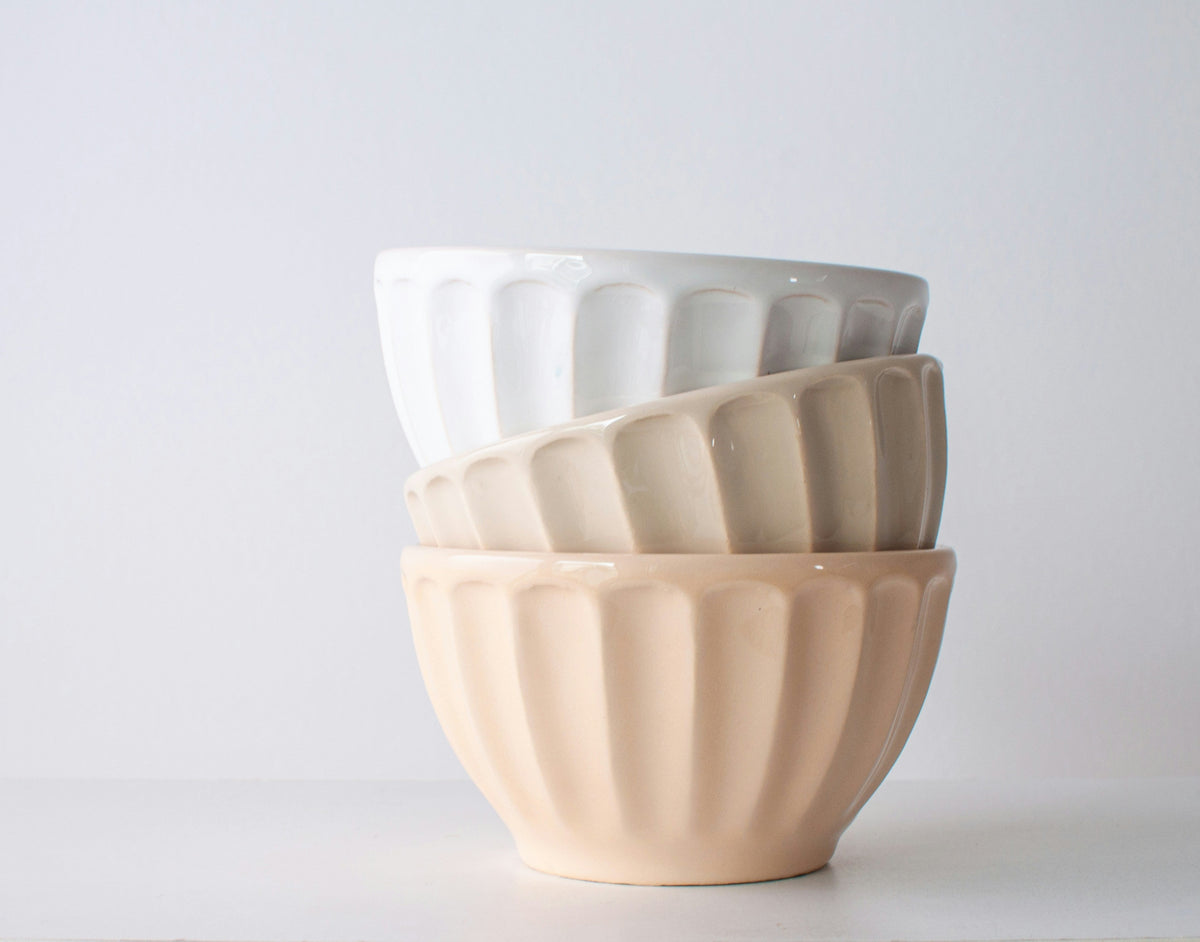 Wood and Shell Charger Plates: How to Style Rustic and Decorative Table Layers for Dining and Events