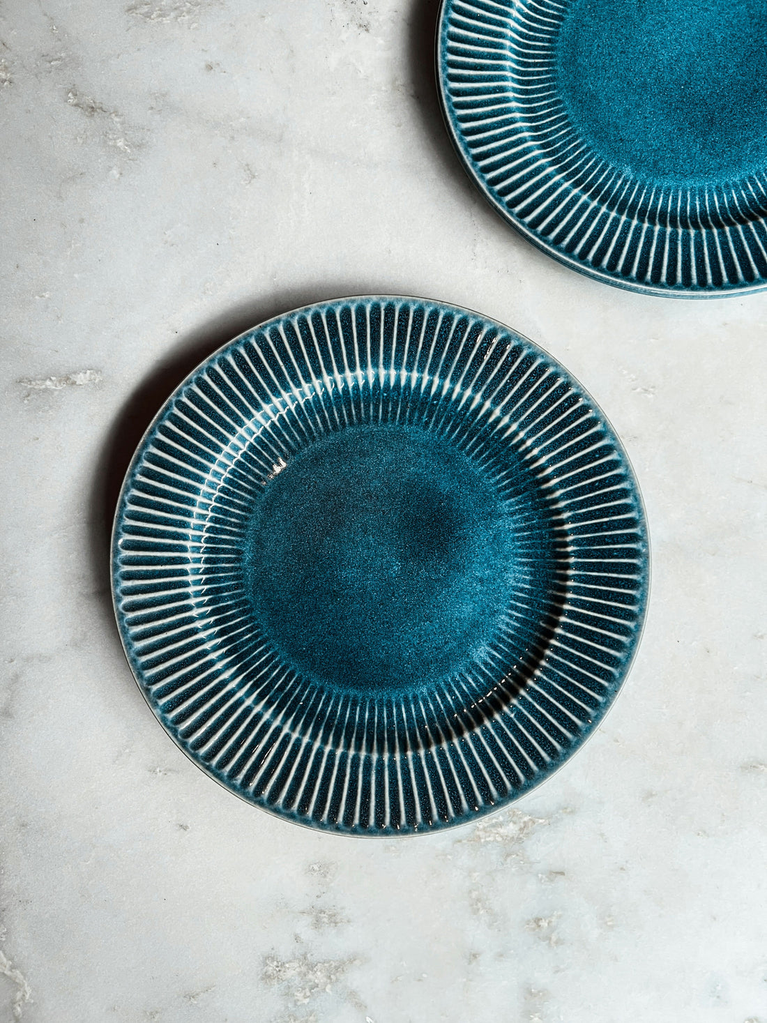 Mother of Pearl Charger Plates: Styling Ideas for Elegant Dining Tables and Special Gatherings